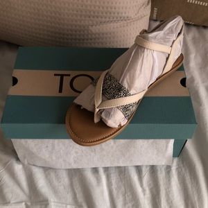 Tom’s natural shimmer canvas/print sandals